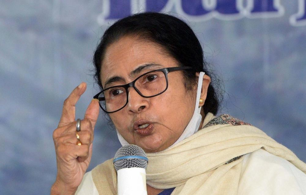 The Weekend Leader - Mamata Banerjee strolls around Kurseong, has tea at roadside stall